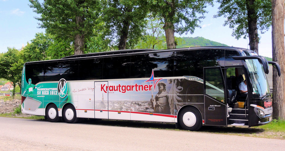Setra 517 HD von Krautgartner Reisen aus Ried/Ober�sterreich in D�rnstein gesehen.Mannschaftsbus des SV Ried .