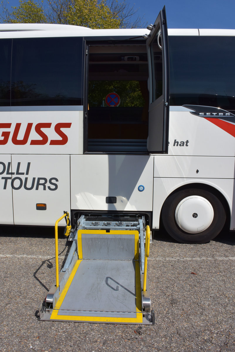 Setra 517 HD  Rolli Tours  (Hebeb�hne f�r Behinderte Menschen) von Blaguss Reisen aus Wien 2017 in Krems.