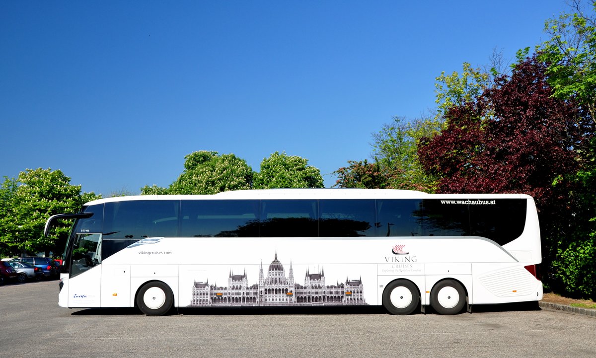 Setra 517 HD von Zw�lfer Reisen aus Nieder�sterreich in Krems gesehen.