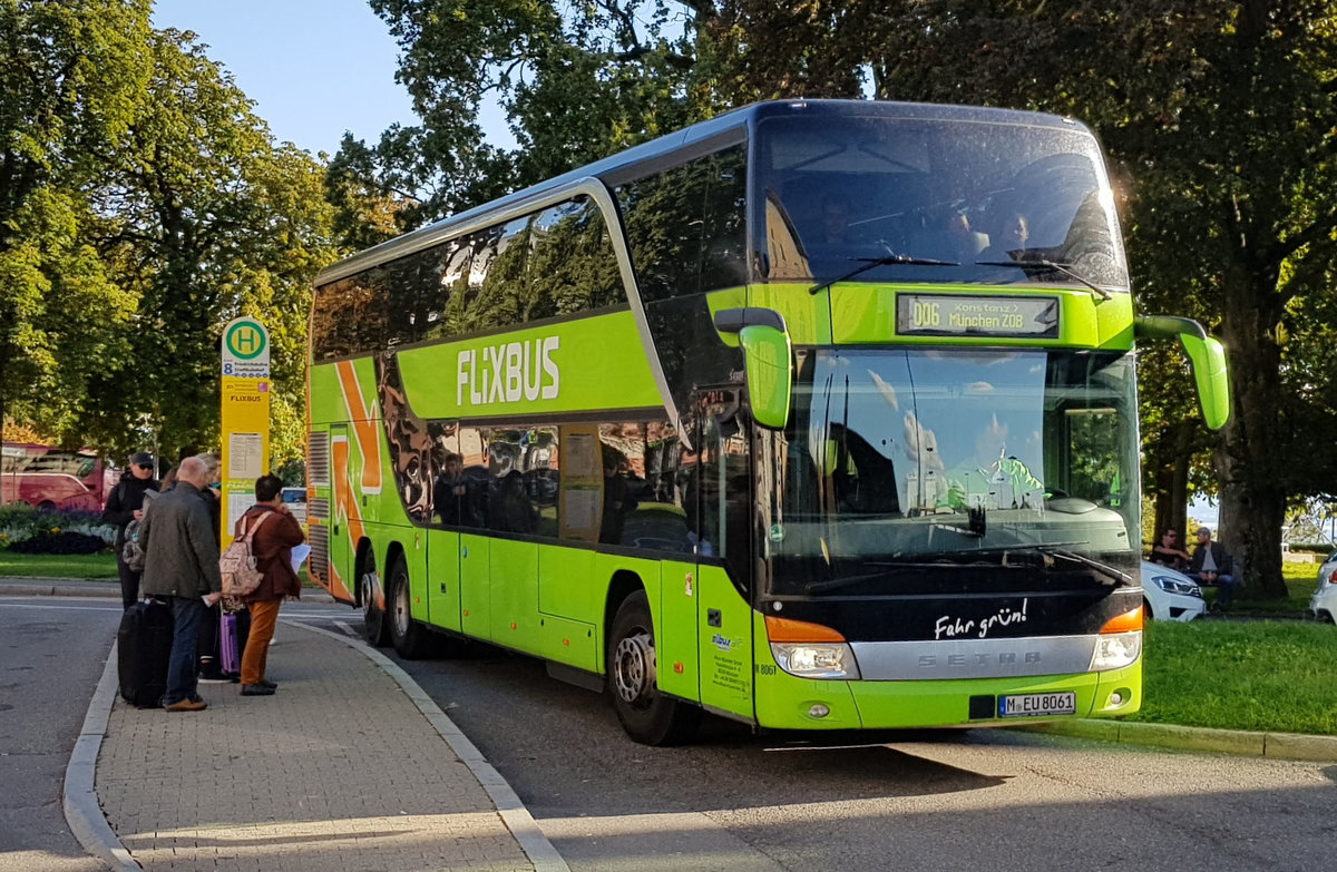 Setra als Flixbus der Firma ALBUS �bernimmt Fahrg�ste in Friedrichshafen im Oktober 2019
