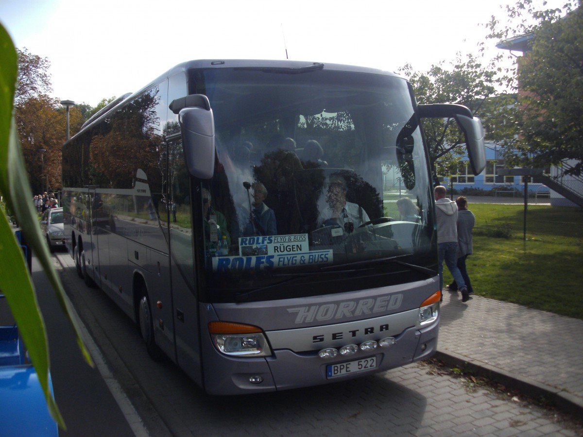 Setra von Horred musste den Erntefest umzug vorrang gew�hren udn musste in die Bushaltestellenbucht Putbus, Neue Schule reinfahren am 21.9.13