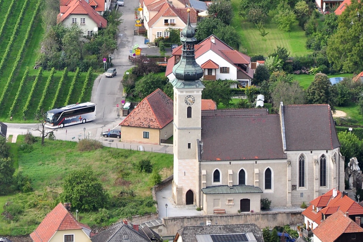 Setra von Krautgartner aus �sterreich hier in Loiben in der Wachau zwischen Krems und D�rnstein / Wachau,linkes Ufer unterwegs.12.9.2014,Aufnahme vom anderen Donauufer auf der Ferdinandswarte aus gemacht!