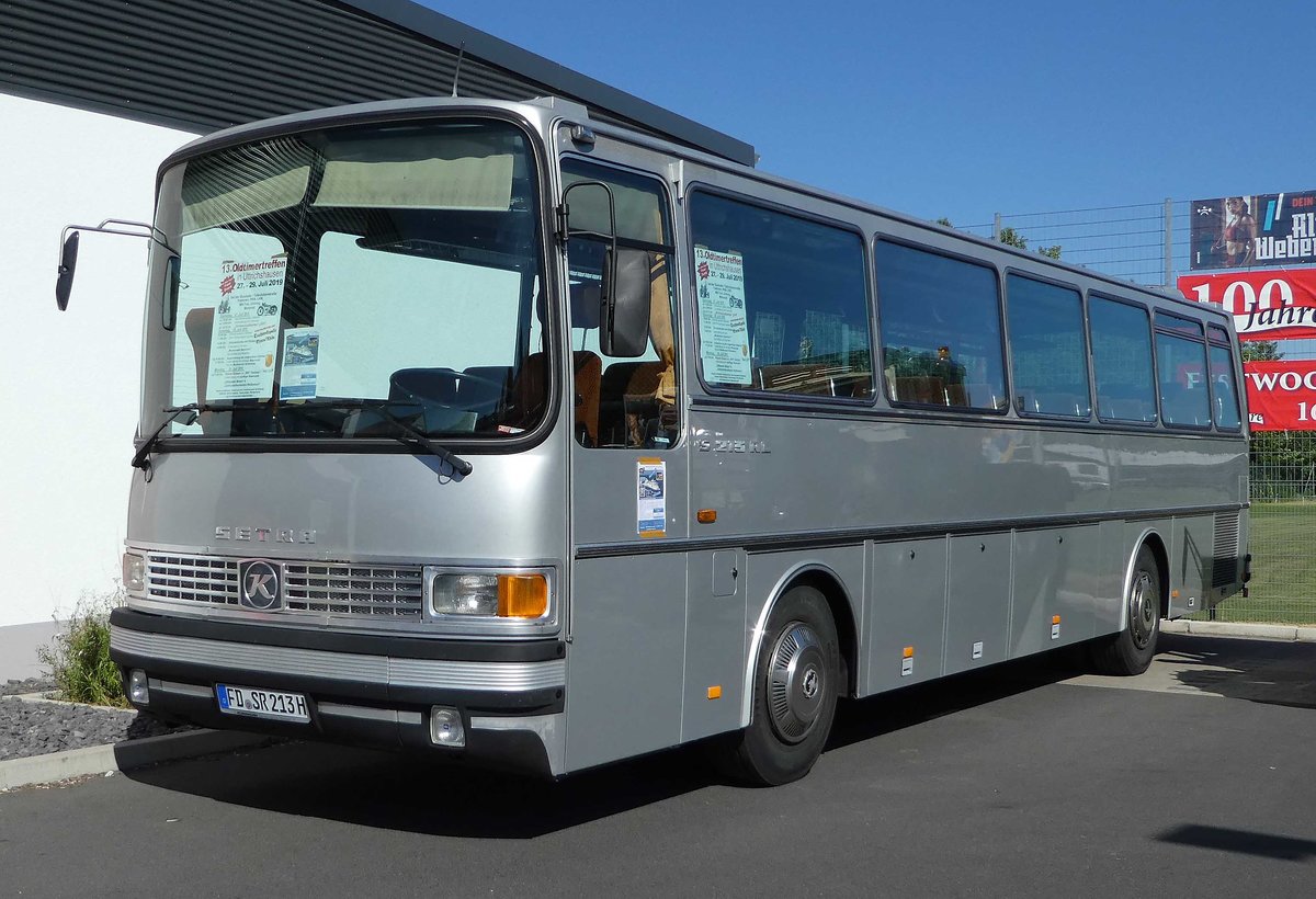 Setra S 213 RL, ausgestellt bei der Oldtimerausstellung der  Alten Zylinder Hilders  im Juni 2019