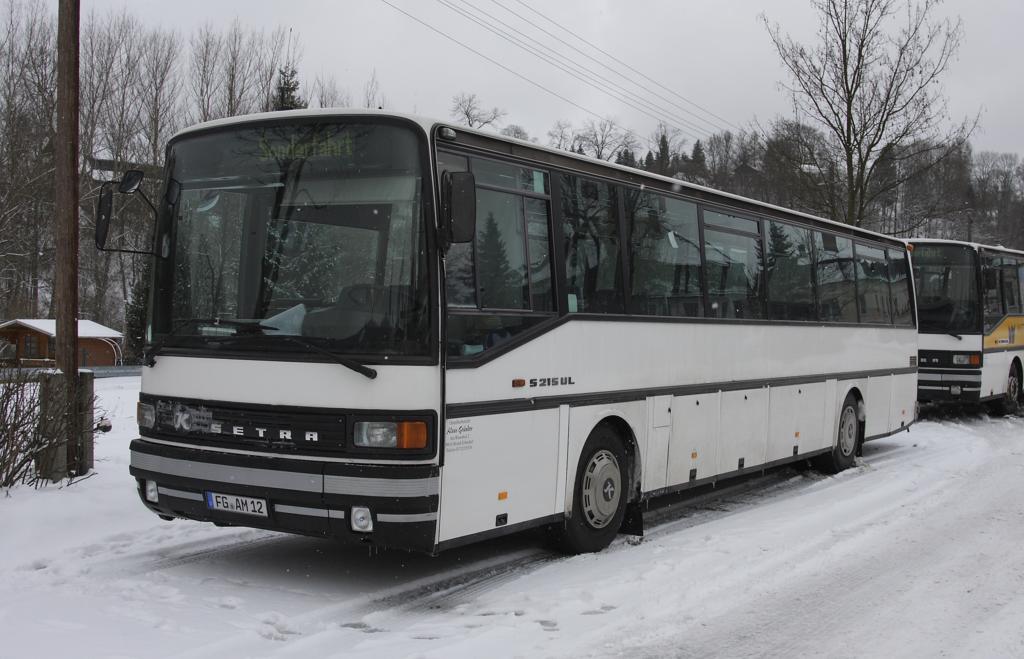 Setra S 215 UL 
Schon recht betagt ist dieser Setra. Am 7.12.2013 sah ich ihn in Neuhausen im Erzgebirge, wo er eine Reisegruppe bef�rderte.