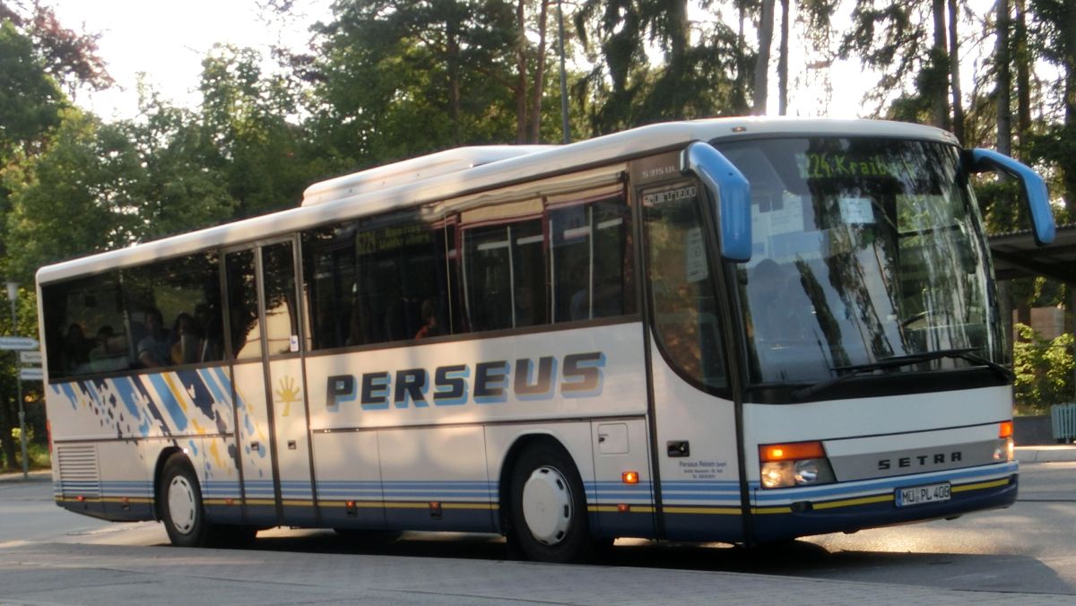 Setra S 315 UL-GT von Perseus-Reisen aus Neumarkt-St. Veit. Gebaut 2003, stand er bis Mitte 2014 (also gut 10 Jahre) bei Perseus im Einsatz. 51 Schlafsitze vom Modell Setra Top (mit kippbarer Sitzbank am Mitteleinstieg; 2 Reiseleitersitze möglich), angebracht auf den 230 mm hohen Podesten, sind in diesem Bus verbaut. LAWO-Matrix-Anzeigen vorne, rechts (je groß) und hinten (Liniennr.) gehören ebenfalls zur Ausstattung. Der Antrieb erfolgt mittels einem Reihensechszylinder Typ MB OM 457 hLA mit 260 kW (354 PS) und dem Sechsgang-Schaltgetriebe MB GO 190-6.
Diese Aufnahme entstand am Morgen des 15. 7. 2014 in Waldkraiburg in der Franz-Liszt-Straße (Schulzentrum).