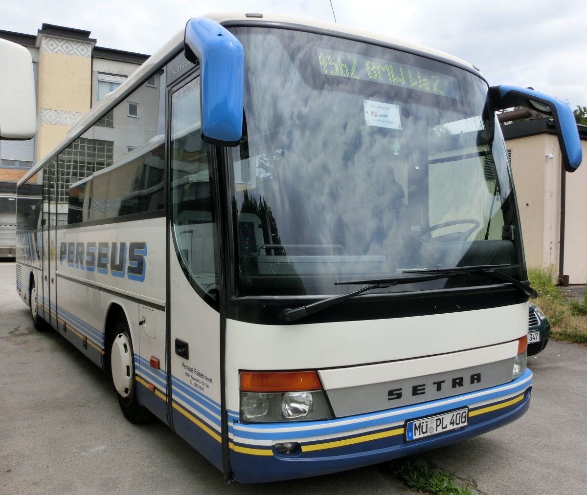 Setra S 315 UL-GT von Perseus-Reisen aus Neumarkt-St. Veit. Gebaut 2003, stand er bis Mitte 2014 (also gut 10 Jahre) bei Perseus im Einsatz. 51 Schlafsitze vom Modell Setra Top (mit kippbarer Sitzbank am Mitteleinstieg; 2 Reiseleitersitze möglich), angebracht auf den 230 mm hohen Podesten, sind in diesem Bus verbaut. LAWO-Matrix-Anzeigen vorne, rechts (je groß) und hinten (Liniennr.) gehören ebenfalls zur Ausstattung. Der Antrieb erfolgt mittels einem Reihensechszylinder Typ MB OM 457 hLA mit 260 kW (354 PS) und dem Sechsgang-Schaltgetriebe MB GO 190-6.
Hier wurde er am 21. 6. 2014 auf dem Waldkraiburger Abstellplatz von Perseus aufgenommen.