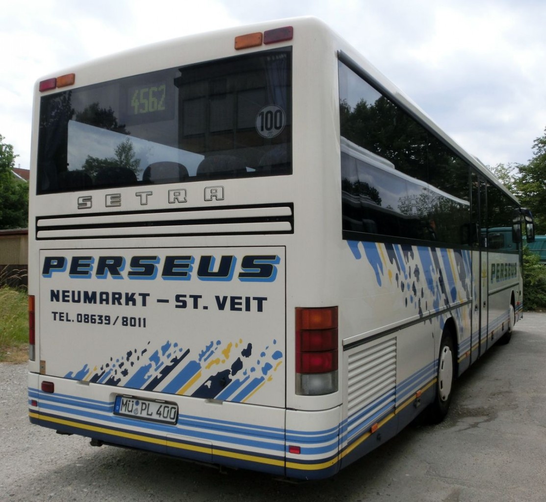 Setra S 315 UL-GT von Perseus-Reisen aus Neumarkt-St. Veit. Gebaut 2003, stand er bis Mitte 2014 (also gut 10 Jahre) bei Perseus im Einsatz. 51 Schlafsitze vom Modell Setra Top (mit kippbarer Sitzbank am Mitteleinstieg; 2 Reiseleitersitze möglich), angebracht auf den 230 mm hohen Podesten, sind in diesem Bus verbaut. LAWO-Matrix-Anzeigen vorne, rechts (je groß) und hinten (Liniennr.) gehören ebenfalls zur Ausstattung. Der Antrieb erfolgt mittels einem Reihensechszylinder Typ MB OM 457 hLA mit 260 kW (354 PS) und dem Sechsgang-Schaltgetriebe MB GO 190-6.
Hier wurde er am 21. 6. 2014 auf dem Waldkraiburger Abstellplatz von Perseus aufgenommen.