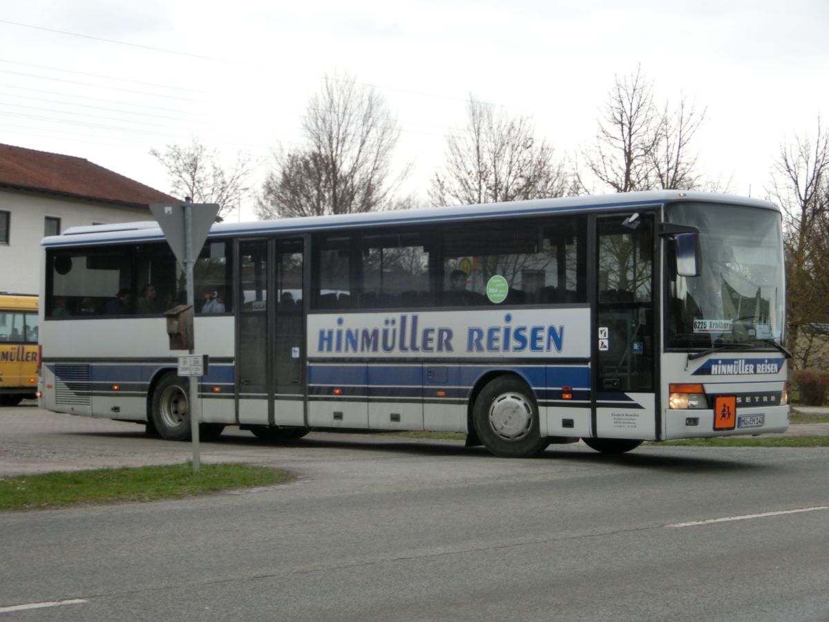 Setra S 315 UL von Hinmüller Reisen aus Oberflossing bei Polling. Er ist eines von mehreren Fahrzeugen dieses Typs, die die RBA Anfang 1996 in ihre Flotte aufnahm - dieses Exemplar lief damals unter dem Kennzeichen A-RV 103. In ihm ist die übliche Linienausstattung vorzufinden: Matrix-Zielanzeige, Fahrerkabine und die Setra-Überlandbestuhlung 'SC'. Da auch der Kinderwagenstellplatz nachträglich mit Sitzen versehen wurde, hat der Bus 53 Sitzplätze. Als Antrieb dient der MB OM 447 hLA mit 184 kW (250 PS) und das ZF-Sechsgang-Schaltgetriebe S 6-85.
Inzwischen trägt das Fahrzeug einen dunkelroten Lack.
Dieses Foto wurde am Mittag des 27. 3. 2015 an der Wendeschleife vor der Inn-Apotheke in Kraiburg/Inn aufgenommen, als der Bus aus Waldkraiburg kommend auf der RBO-Linie 6224 Kurs 034 unterwegs war.