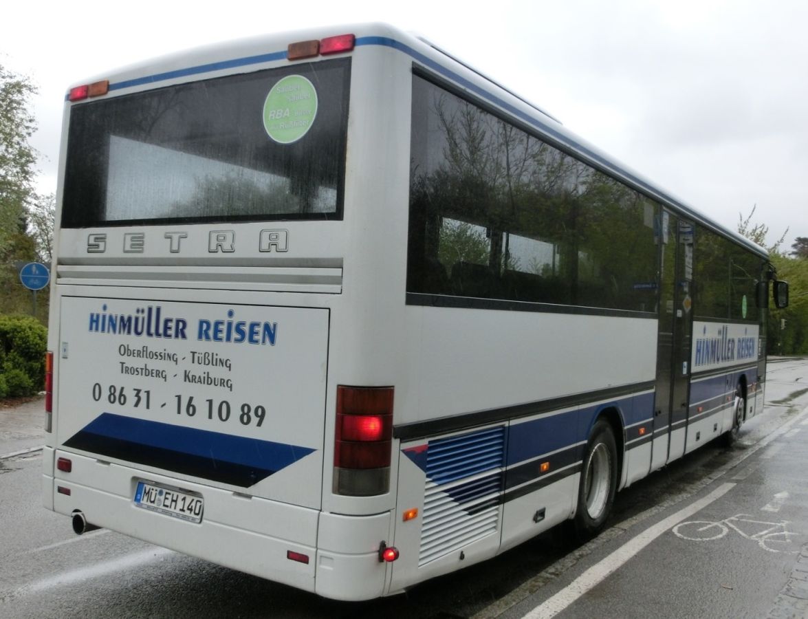 Setra S 315 UL von Hinmüller Reisen aus Oberflossing bei Polling. Er ist eines von mehreren Fahrzeugen dieses Typs, die die RBA Anfang 1996 in ihre Flotte aufnahm - dieses Exemplar lief damals unter dem Kennzeichen A-RV 103. In ihm ist die übliche Linienausstattung vorzufinden: Matrix-Zielanzeige, Fahrerkabine und die Setra-Überlandbestuhlung 'SC'. Da auch der Kinderwagenstellplatz nachträglich mit Sitzen versehen wurde, hat der Bus 53 Sitzplätze. Als Antrieb dient der MB OM 447 hLA mit 184 kW (250 PS) und das ZF-Sechsgang-Schaltgetriebe S 6-85.
Inzwischen trägt das Fahrzeug einen dunkelroten Lack.
Hier wurde er am 18. 4. 2014 beim Schienenersatzverkehr Mühldorf - Waldkraiburg am Waldkraiburger Bahnhof an der Bayernbrücke festgehalten.