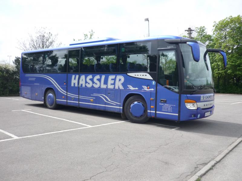 Setra S 412 UL der Fa. Hassler aus B�blingen am GSV-Sportplatz in Maichingen