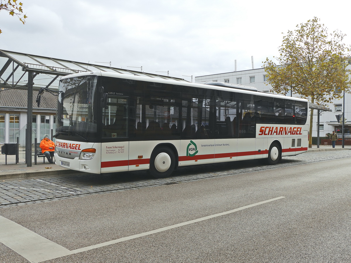 Setra S 415 business der Firma Franz Scharnagel aus Feuchtwangen steht vor dem Bahnhof Ansbach f�r den Verkehrsverbund Gro�raum N�rnberg am 02. November 2018.