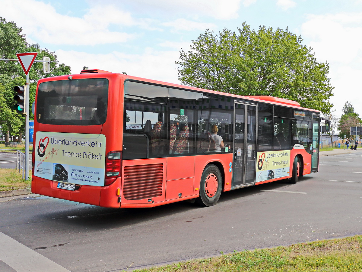 Setra S 415 NF beim Abbiegevorgang vom Parkplatz des Regionalbahnhof Berlin Flughafen Sch�nefeld am 14. Juni 2020 in die Mittelstra�e in Sch�nefeld zur Fahrt als SEV in Richtung K�nigs Wusterhausen.