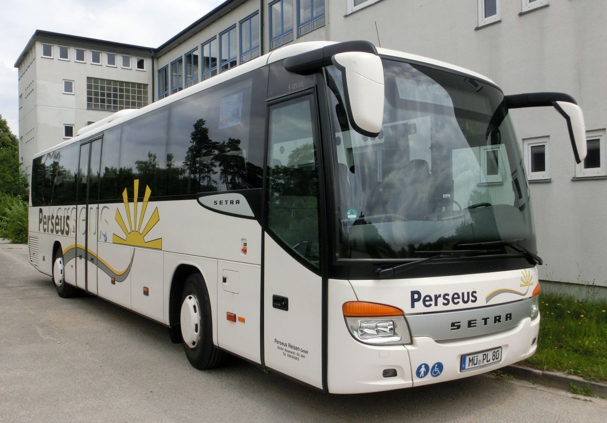 Setra S 415 UL-SF von Perseus-Reisen aus Neumarkt-St. Veit. Der Kombibus vom Baujahr 2010 hat 49 Schlafsitze (Modell 'Travel', kippbare Sitzbank am Mitteleinstieg, zusätzl. 2 Reiseleitersitze möglich), die auf erhöhten Podesten montiert sind, eine Gorba-Matrixanlage vorne, rechts (je groß) und hinten (Liniennr.) und einen Rollstuhllift am Mitteleinstieg. Angetrieben wird er von einem Reihensechszylinder Typ MB OM 457 hLA (BlueTecEEV) mit 260 kW (354 PS) und dem Sechsgang-Schaltgetriebe MB GO 190-6.
Diese Aufnahme entstand am 21. 6. 2014 auf Perseus' Abstellplatz in Waldkraiburg.