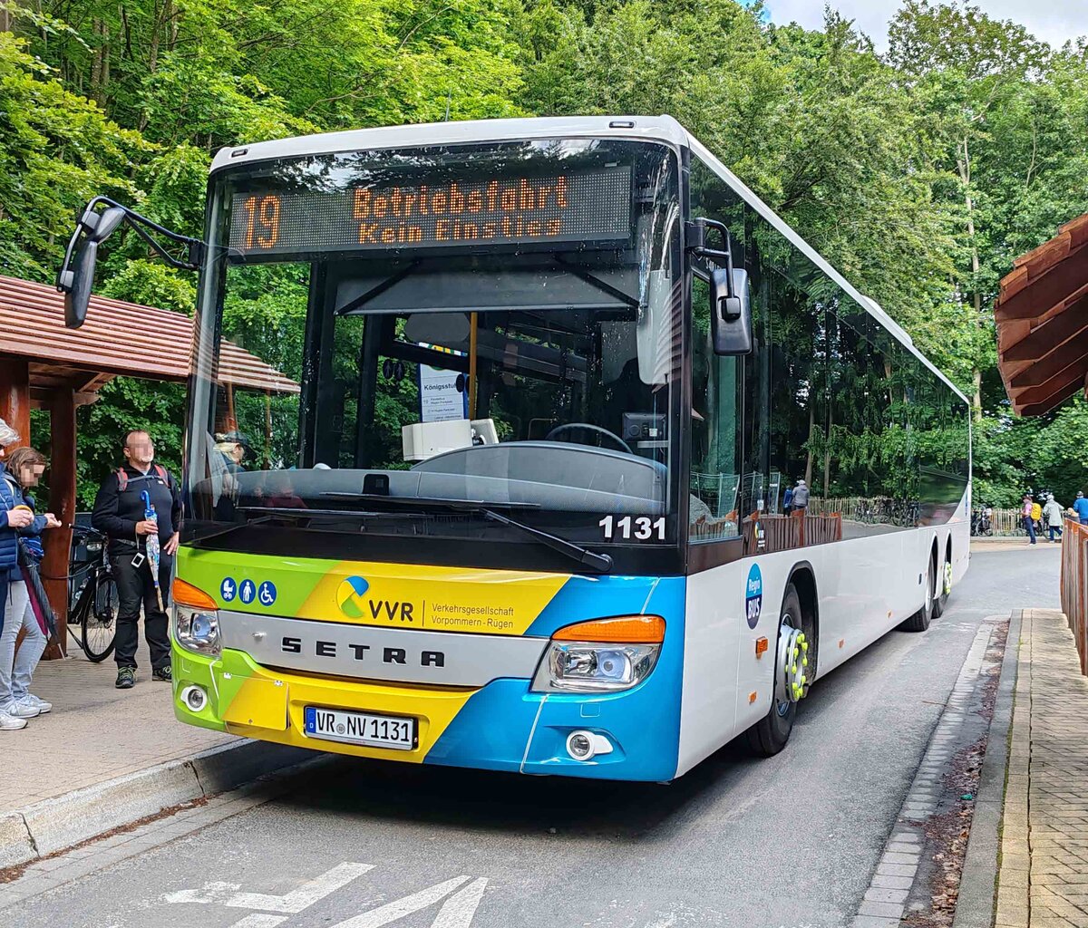 Setra S 418 der VVR �bernimmt Fahrg�ste an der Haltestelle K�nigstuhl auf R�gen, 06-2024