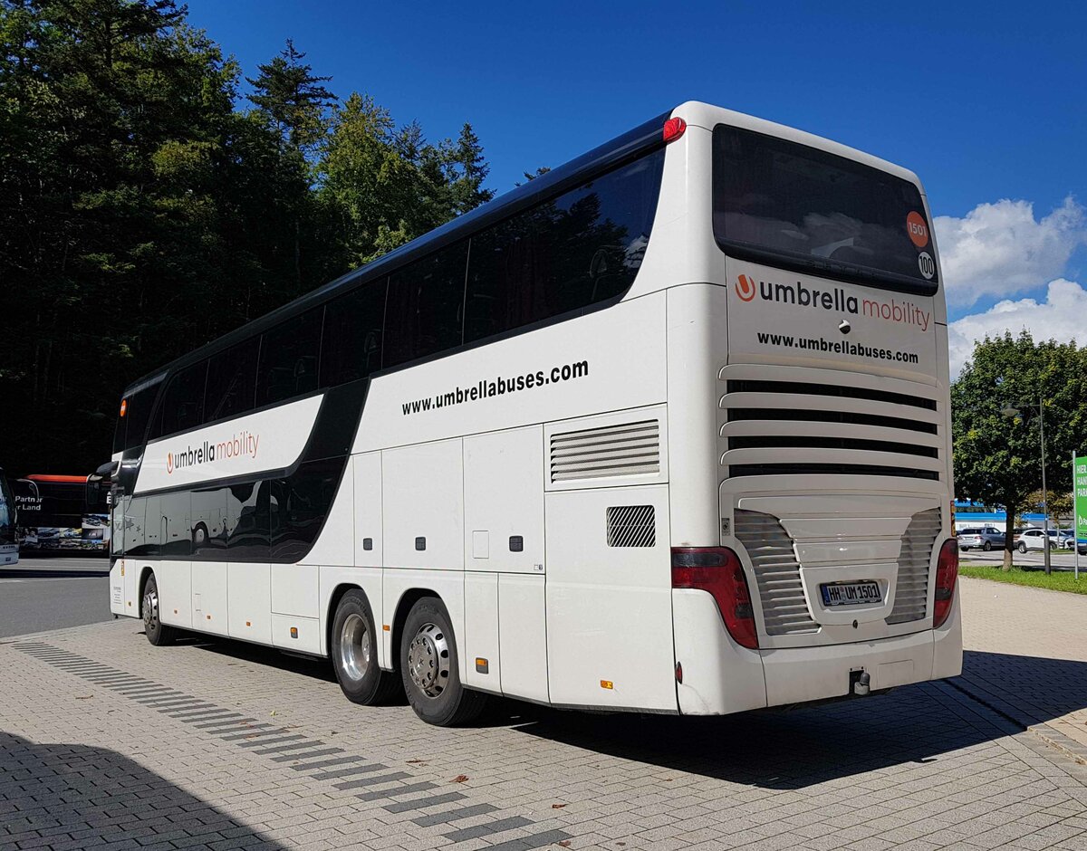 Setra S 431 DT der Busvermietung UMBRELLA Mobility steht auf dem Busparkplatz am K�nigsee, 09-2022
