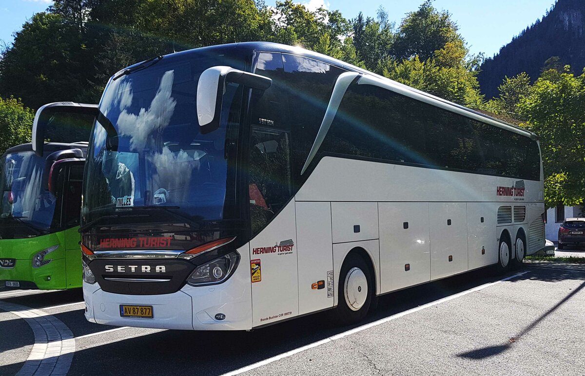 Setra S 517 HDH von HERNING TURIST aus D�nemark steht im September 2022 am K�nigssee. 