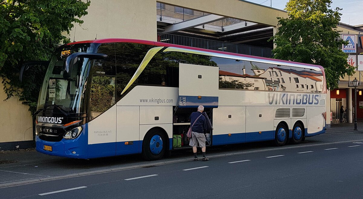 Setra S 517 HDH von VIKINGBUS aus D�nemark steht abfahrbereit am Konrad-Zuse-Hotel in H�nfeld im August 2022