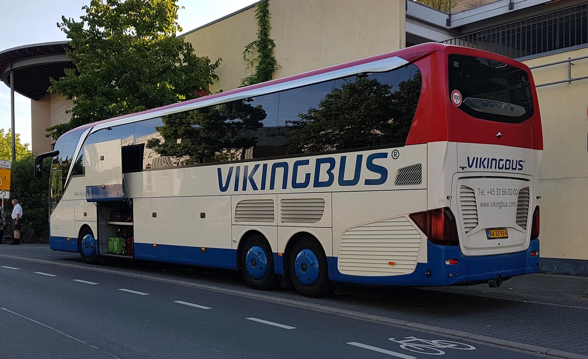 Setra S 517 HDH von VIKINGBUS aus D�nemark steht abfahrbereit am Konrad-Zuse-Hotel in H�nfeld im August 2022