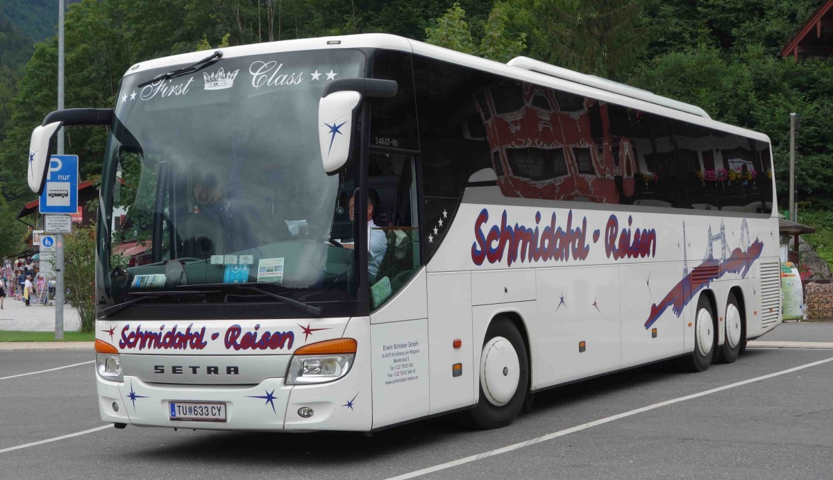 Setra S416 des Busunternehmens Schmidatal-Reisen steht auf dem Busparkplatz am K�nigsee im Juli 2015