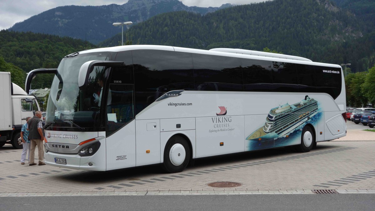 Setra S516 von Viking Cruises steht auf dem Parkplatz am K�nigsee, Juli 2015