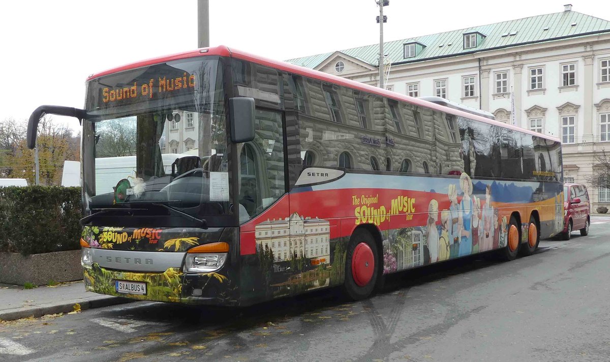 Setra von  Sound of Music  steht bereit f�r die n�chste Stadtrundfahrt in Salzburg im Dezember 2018