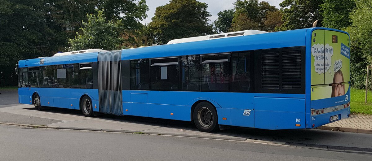 Solaris-Gelenkbus der Kasseler Verkehrsgesellschaft steht im August 2021 an einer Haltestelle
