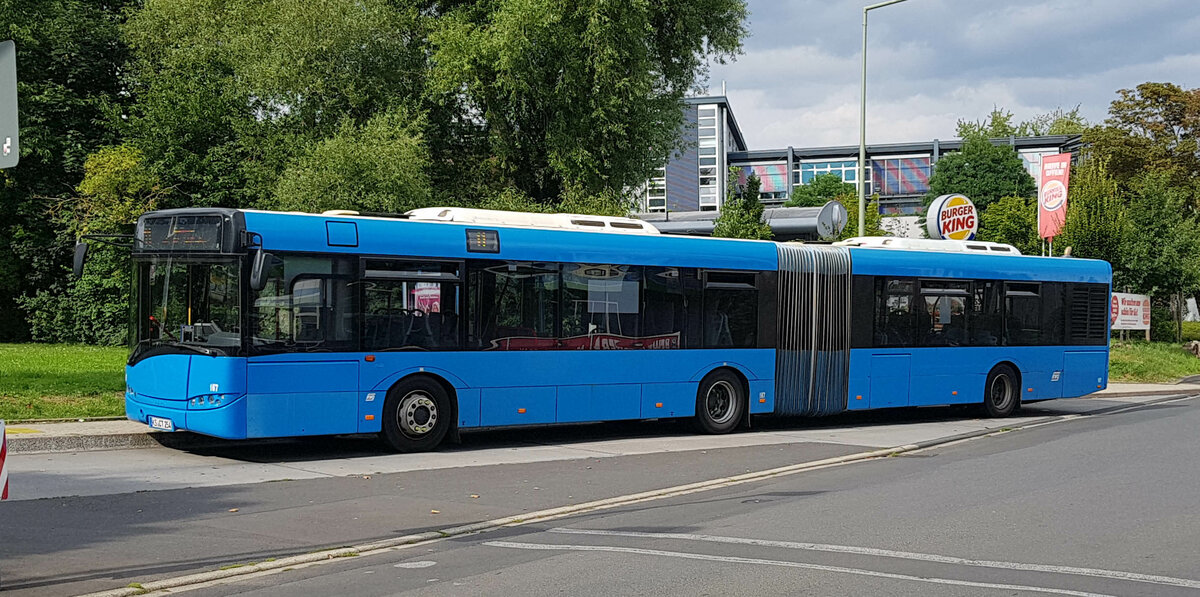 Solaris-Gelenkbus der Kasseler Verkehrsgesellschaft steht im August 2021 an einer Haltestelle