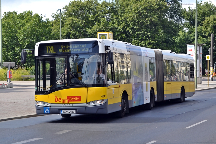 Solaris GN09 WN 4387 als Linie TXL an der Haltestelle Spandauer Straße/Marienkirche, 16.07.2013
