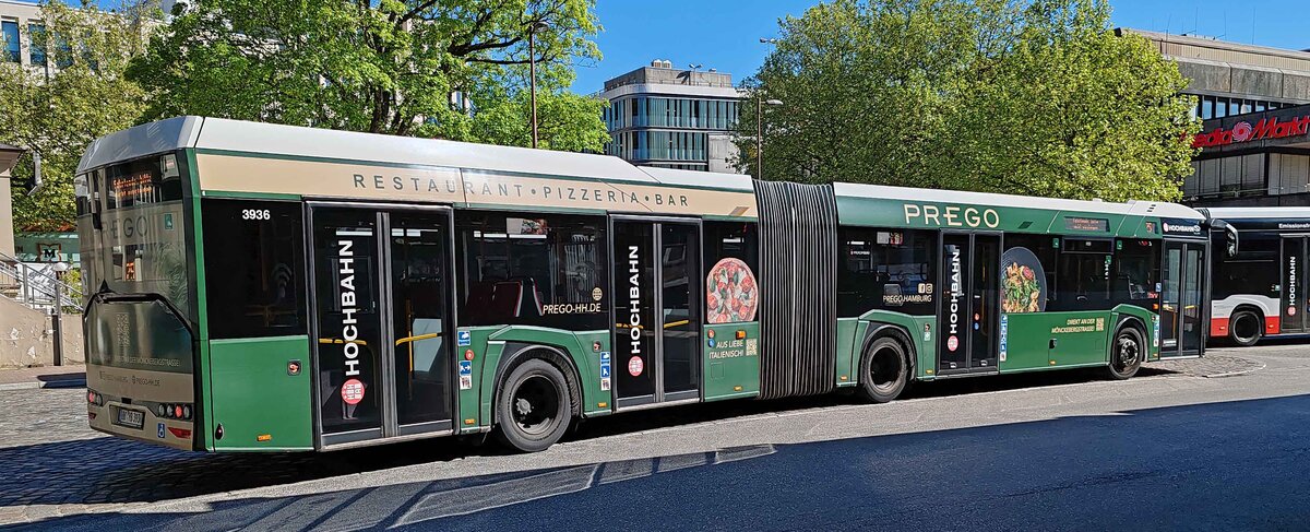 Solaris Urbino der Hamburger Hochbahn steht am Bahnhof Altona
