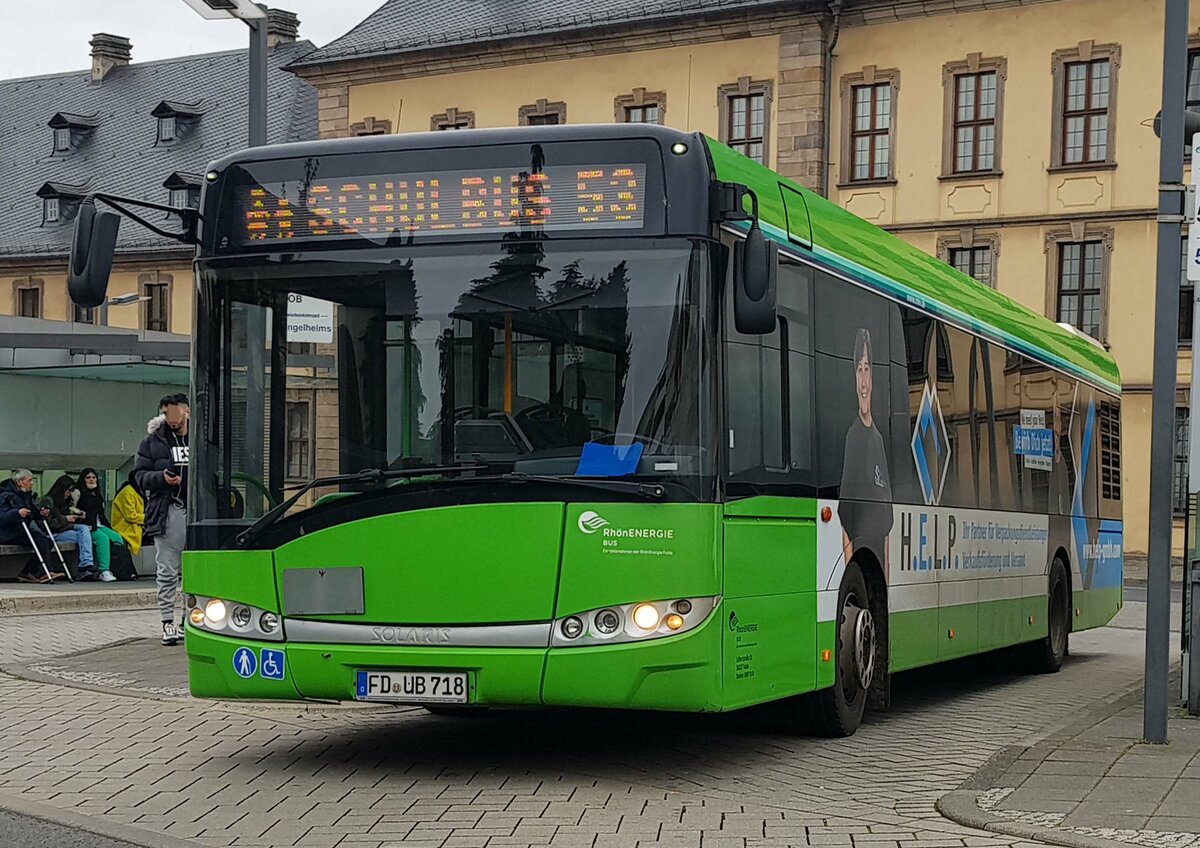 Solaris Urbino von RHOENENERGIE steht abfahrbereit am Busbahnhof in Fulda