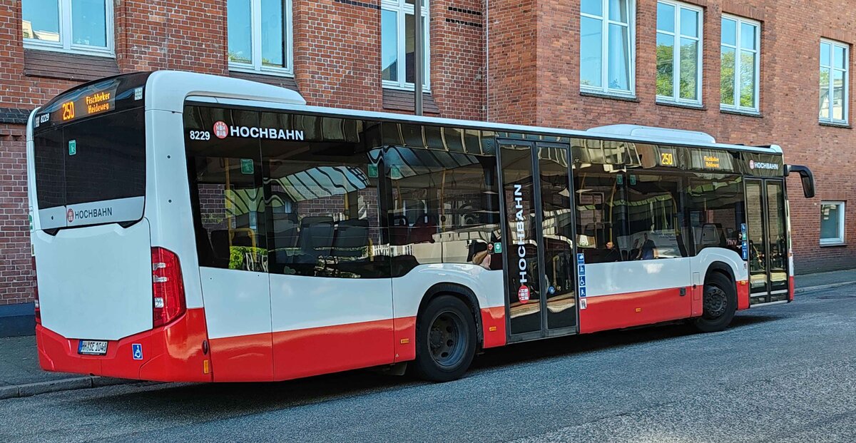 Stadtbus der Hamburger Hochbahn unterwegs auf der Linie 250