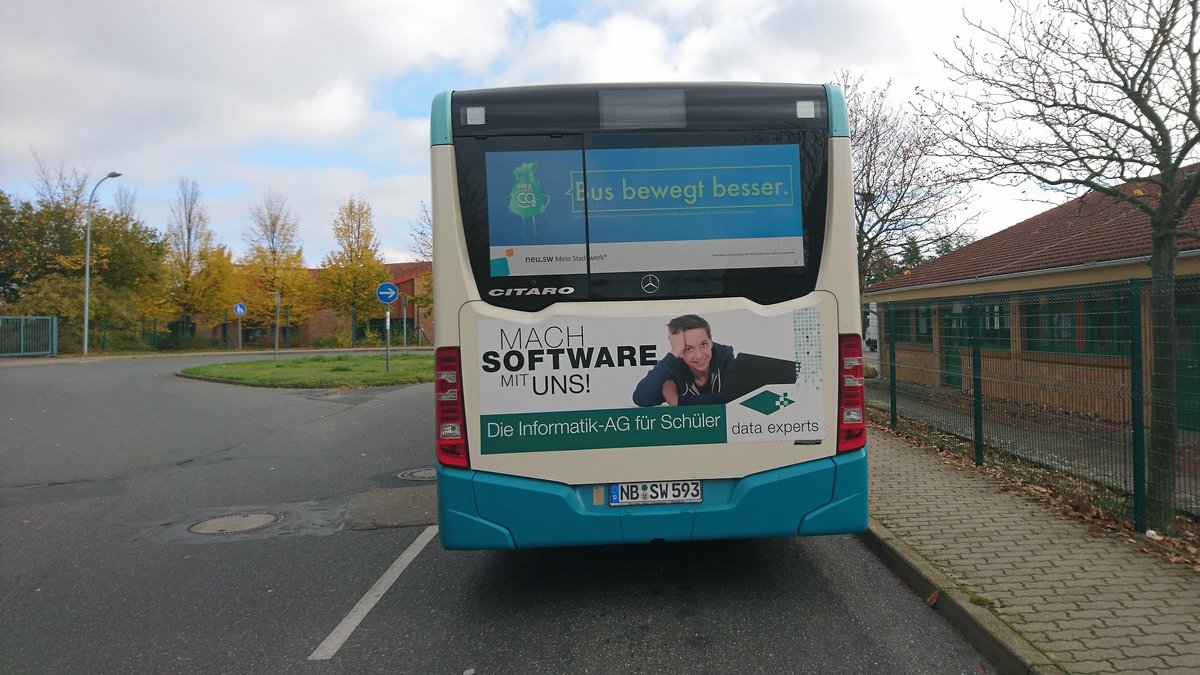 ....Stadtwerke Neubrandenburg der Citaro NB SW 593 an der Endhaltestelle der Linie 9 mit seiner Werbung f�r Data Expert 
...und die eigen Werbung der Stadtwerke f�r das umsteigen auf den Bus ( Oktober 2017)