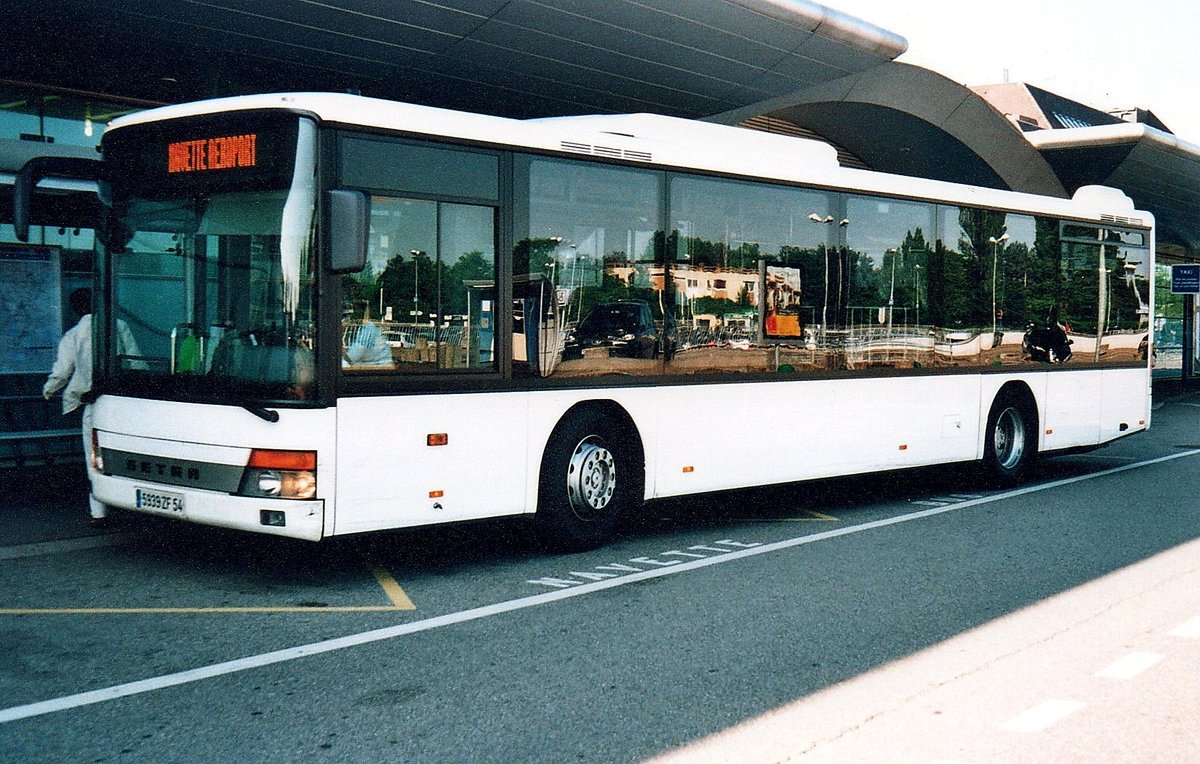 Strassburg - 10. Juni 2005 : Setra S 315 NF am Flughafen.