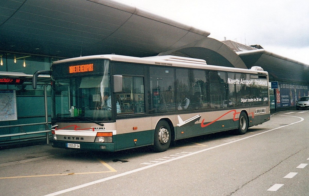 Strassburg - 28. M�rz 2005 : Setra S 315 NF am Flughafen.