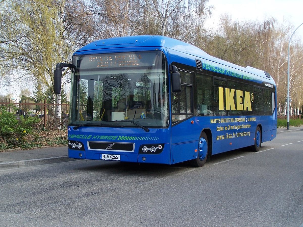 Strassburg - 28. M�rz 2011 : Volvo 7700 Hybrid auf dem Schuttlebus nach Ikea an der Haltestelle Rotonde.