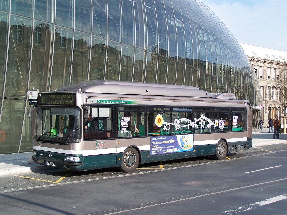 Strassburg - 9. M�rz 2008 : Renault Agora CNG Nr 751 am Bahnhof.