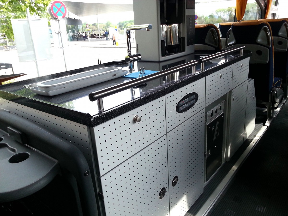 Tolle K�chen im MERCEDES BENZ TRAVEGO Bluetec Euro 6 von Berchtold aus Deutschland,im April 2014 in Krems.