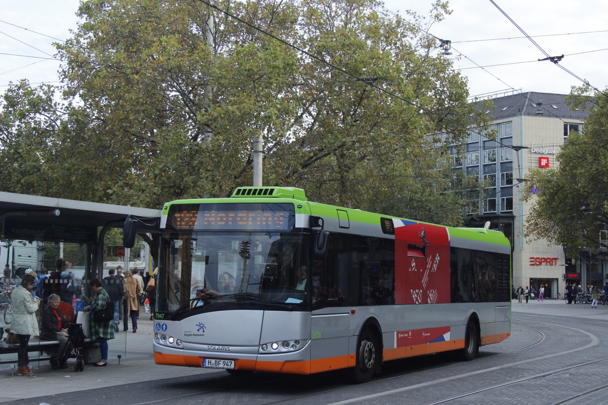 Üstra 7947.
Das Fahrzeug ist am 11.10.2014 auf der Linie 128 unterwegs.
Hier ist das Fahrzeug am HBF Hannover zu sehen.