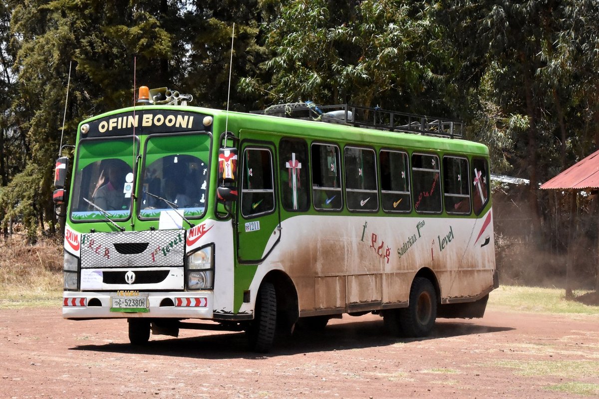 Unbekannter Midibus in �thiopien in Tyia bei Addis Abeba 03/2019 gesehen.