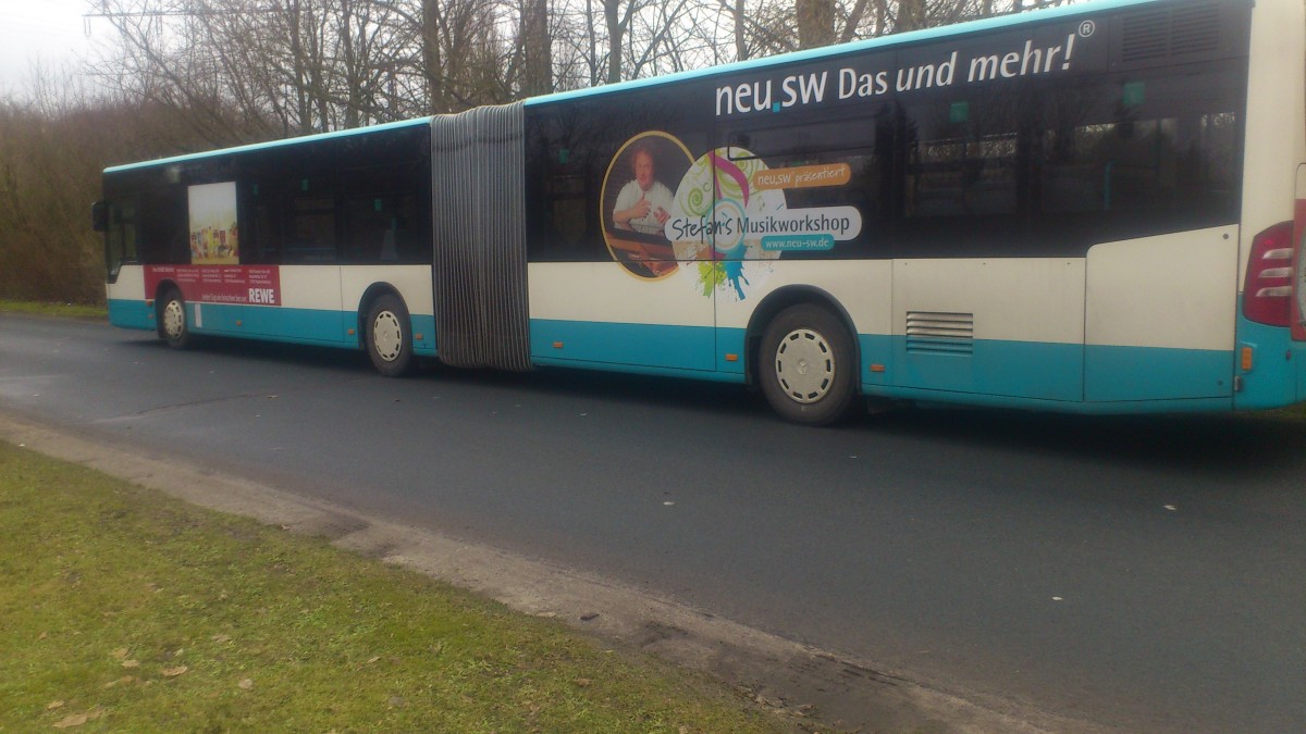 ...und dann auch noch mal dieser Citaro NB SW 580 mit seiner Werbung f�r die Rewe-Superm�rkte der Stadt.....und f�r Stefan's Musikworkshop

....das ist dann auch einer der �ltesten Mercedes die im Fuhrpark der Stadtwerke im Moment zu sehen ist....