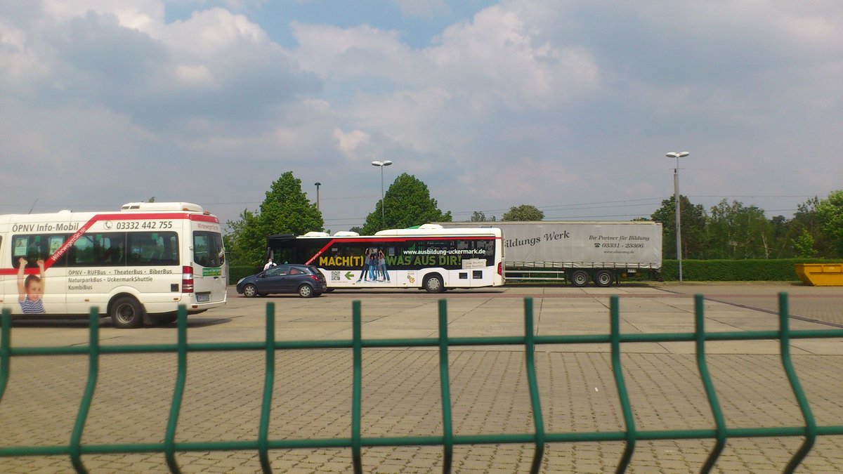 ......und dann noch der Citaro c2 im Hintergrund mit der Werbung f�r die UVG Ausbildung 
....die auch in Prenzlau und Templin zusehen sind auf den Bussen  