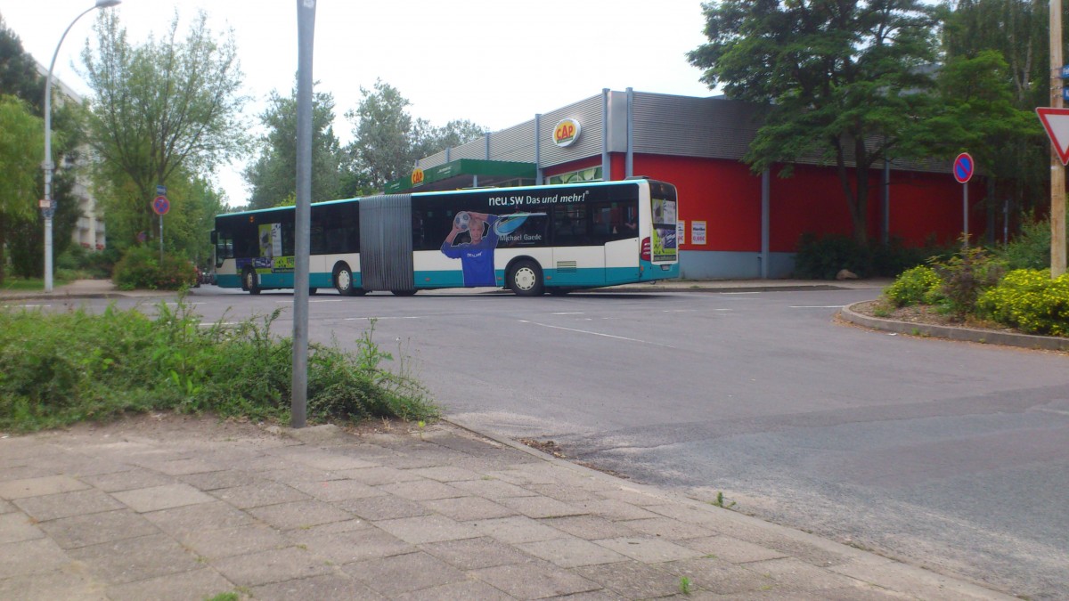 ........und hier mal die linie 8 an der koszaliner str. fotografiert weil sie am wochenende die haltestellen der linie 4 mit anfahren tut...die wurde vor jahren am wochenende eingestellt weil die fahrgastzahlen zugering waren
....auch dieser citaro mit werbung der druckerei steffen