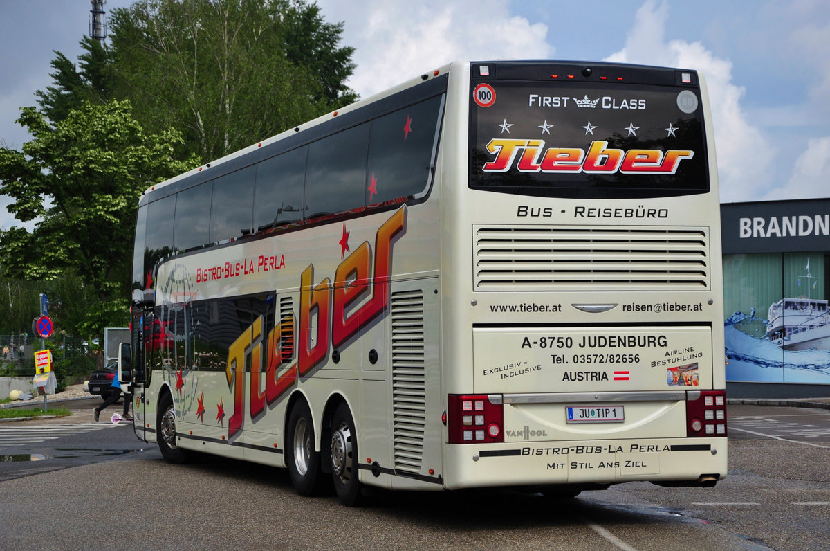 Van Hool  Bistro Bus  von Tieber Reisen/Reiseb�ro aus �sterreich in Krems gesehen.
