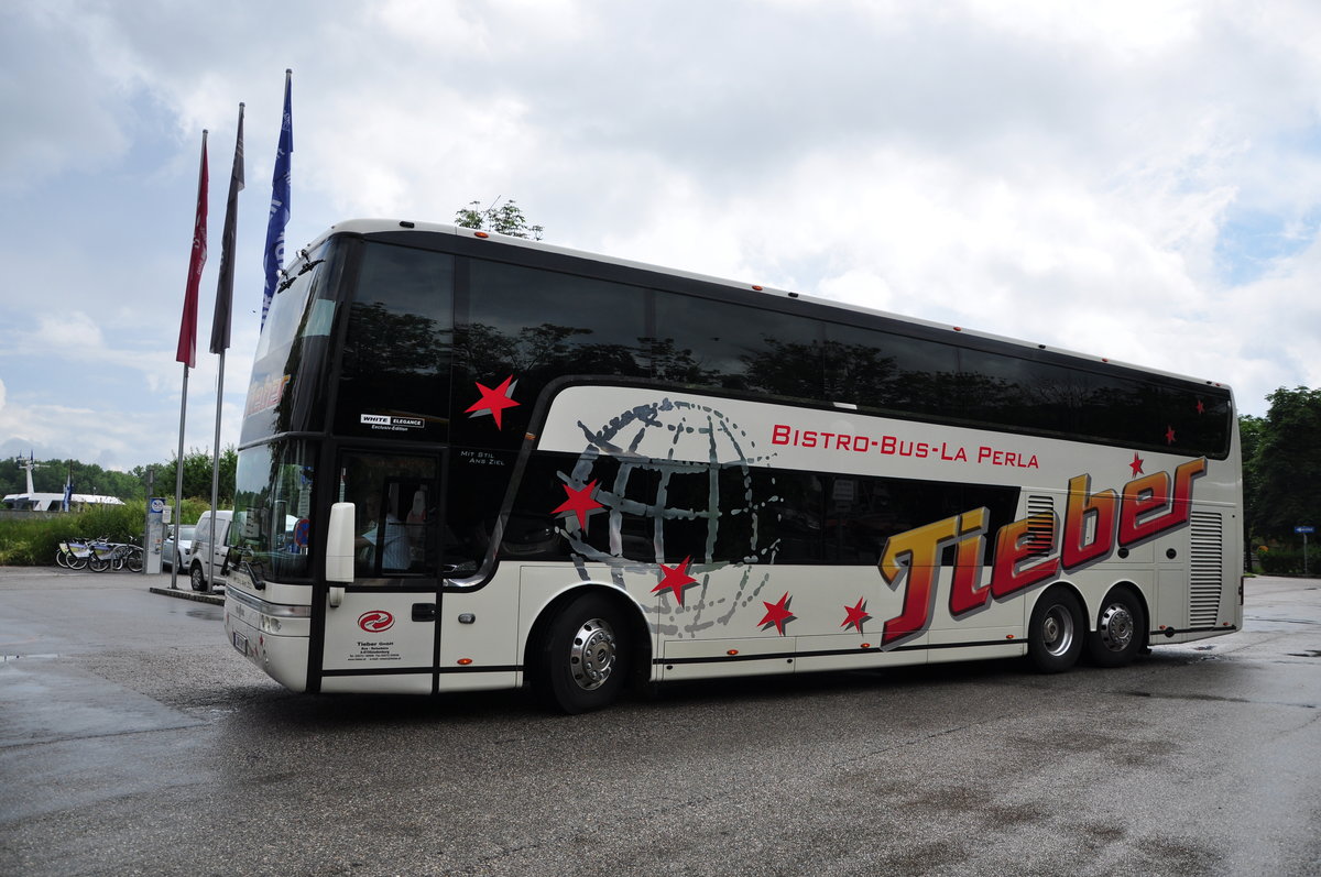 Van Hool  Bistro Bus  von Tieber Reisen/Reiseb�ro aus �sterreich in Krems gesehen.