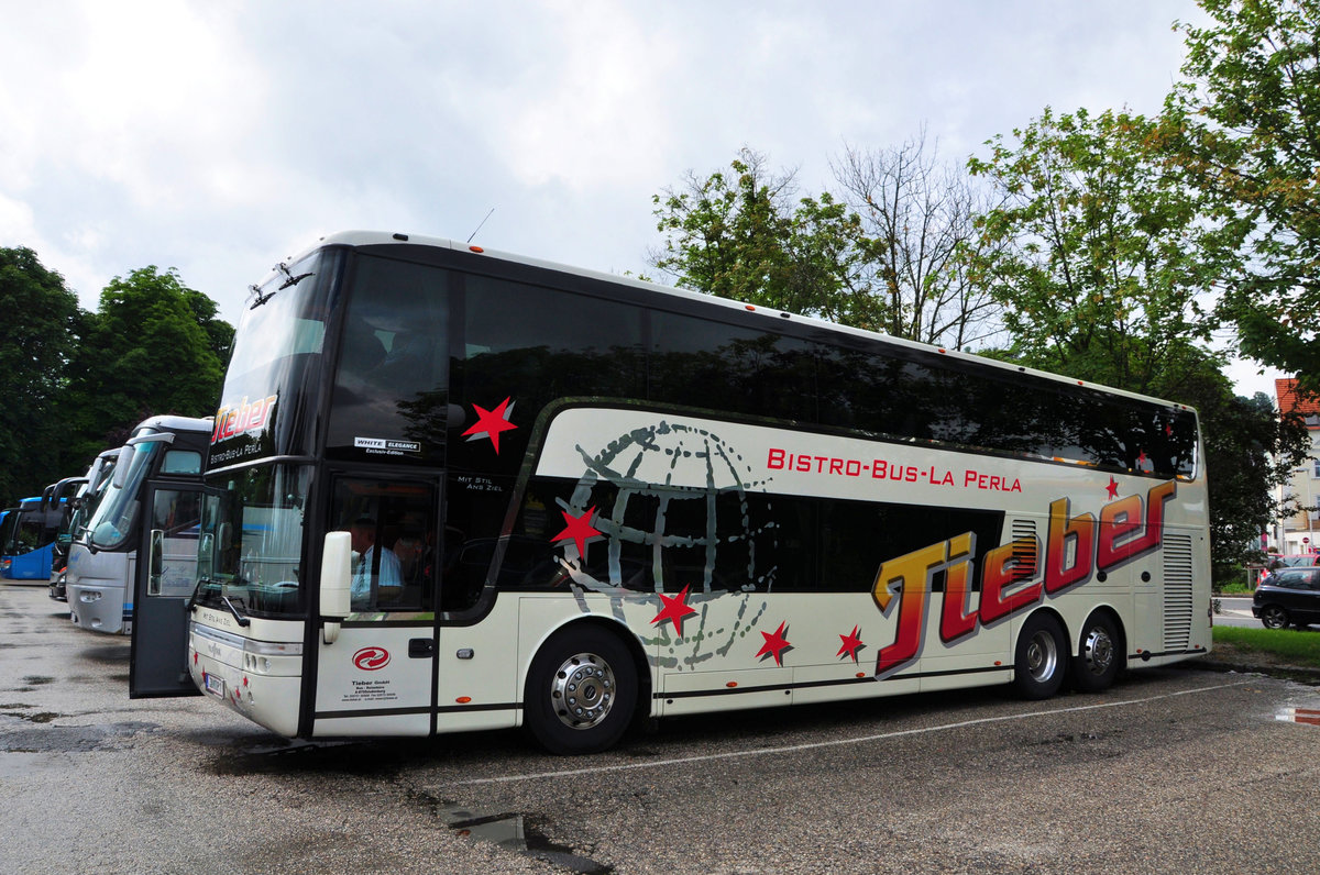 Van Hool  Bistro Bus  von Tieber Reisen/Reiseb�ro aus �sterreich in Krems gesehen.