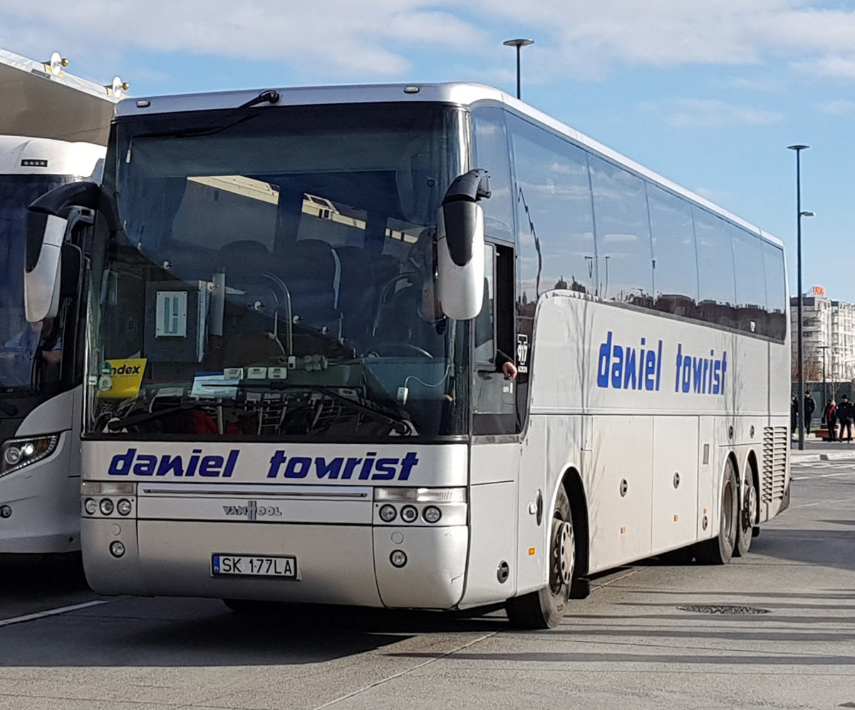 Van Hool von DANIEL-Tourist aus Polen, unterwegs auf dem Busparkplatz von Schloss Sch�nbrunn im November 2019