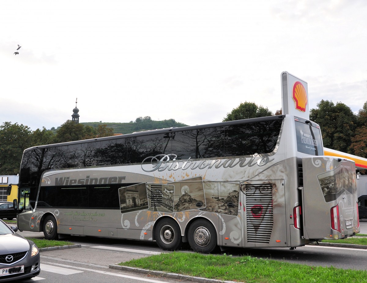 VAN HOOL T9 von Wiesinger Reisen aus �sterreich am 20.9.2014 in Krems unterwegs.
