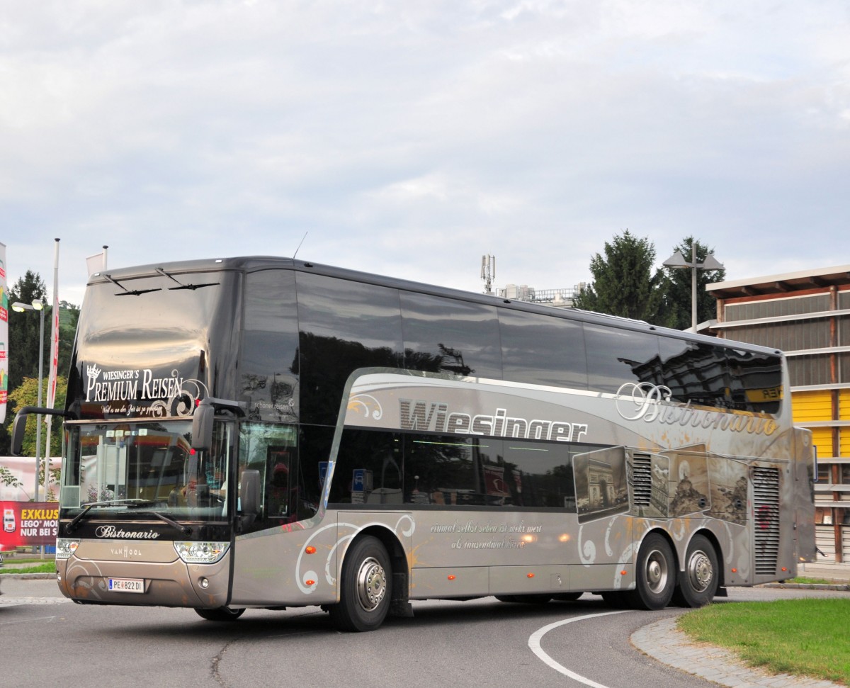 VAN HOOL T9 von Wiesinger Reisen aus �sterreich am 20.9.2014 in Krems unterwegs.