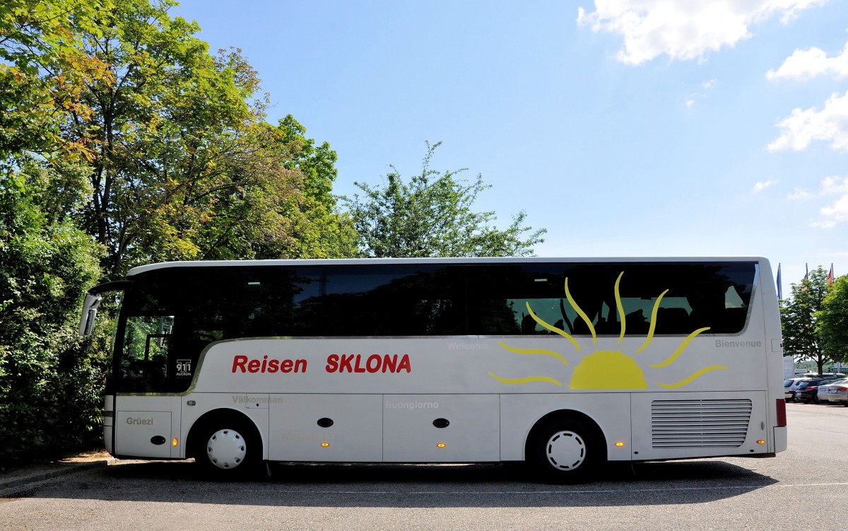 VAN HOOL T911 ALICRON von SKLONA Reisen / �sterreich am 23.6.2013 in Krems gesehen.