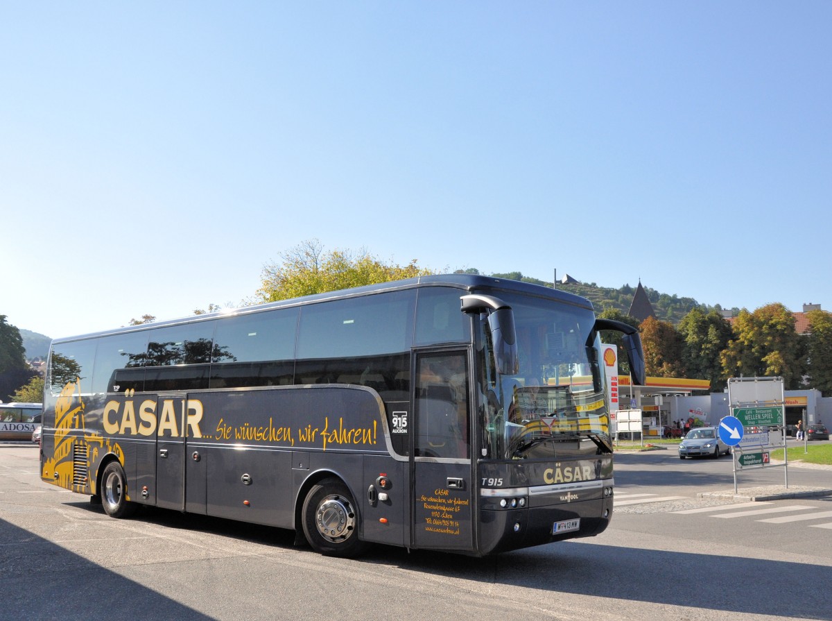 VAN HOOL T915 ALICRON von C�SAR / Wien im September 2013 in Krems unterwegs.
